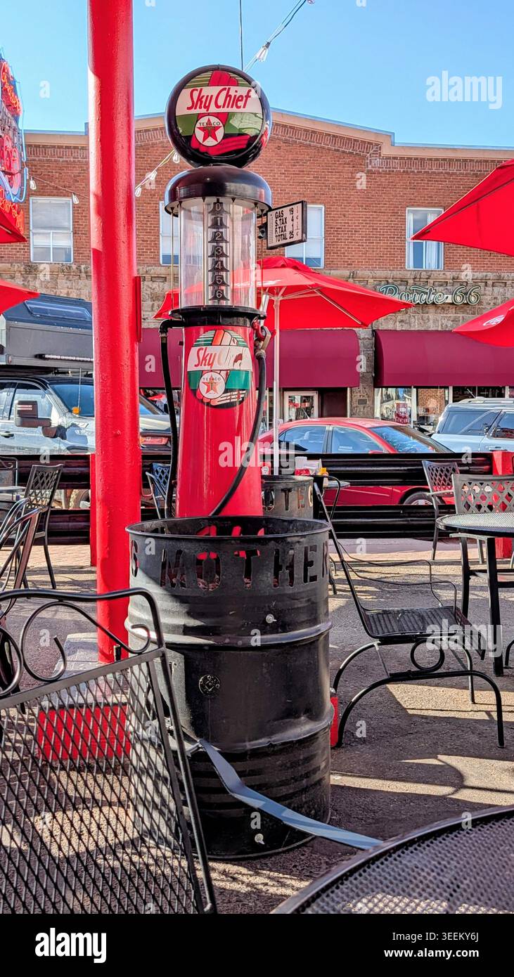 Williams, Arizona - 11. Mai 2026: Cruising Rte 66 Cafe - antike Gaspumpe zeigt, wann Gas 25c pro Gallone betrug Stockfoto