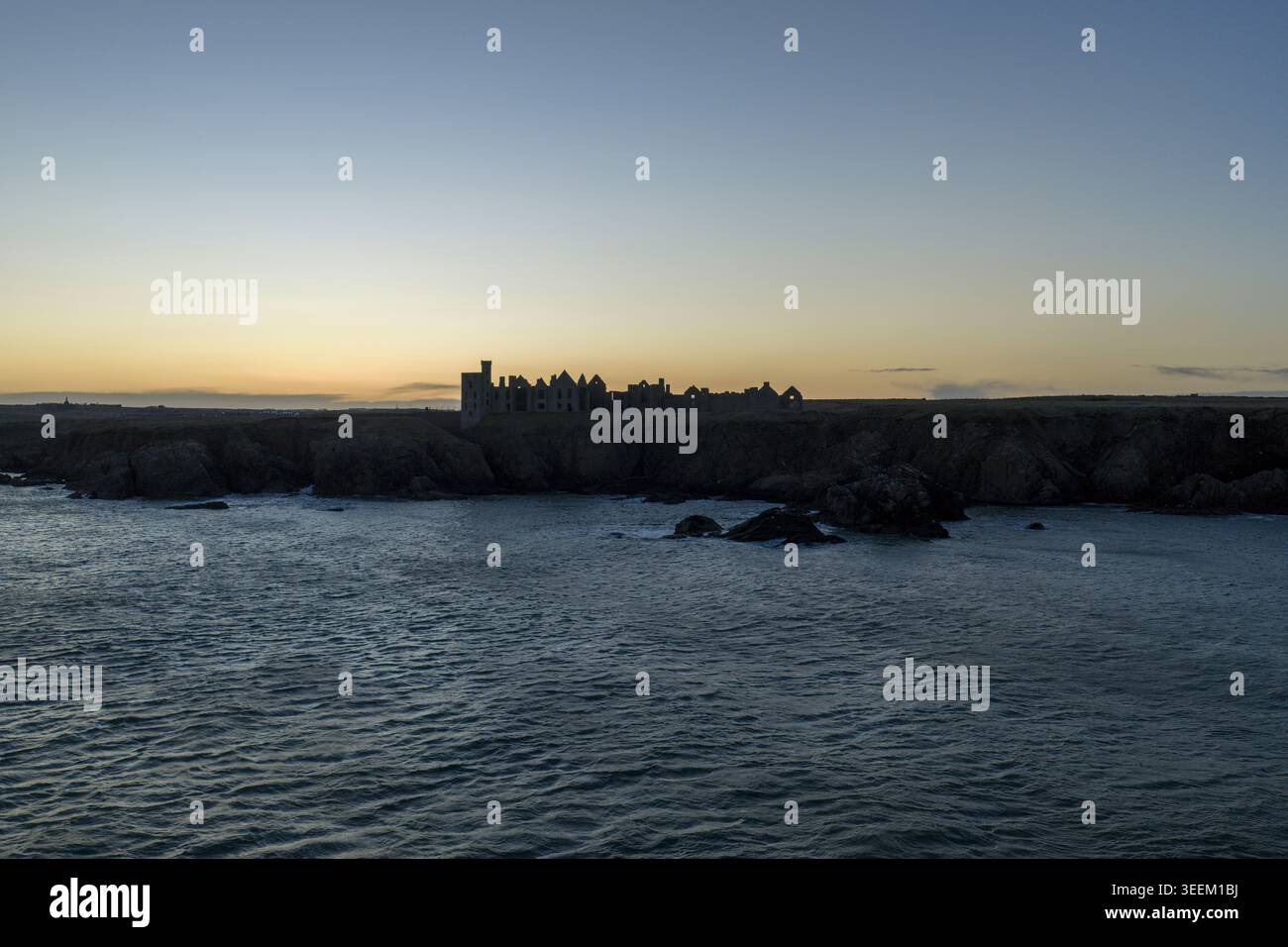 Luftaufnahme der Silhouette der Ruinen von Slains Castle auf zerklüfteten Klippen mit Blick auf die Nordsee bei Sonnenuntergang Cruden Bay, Schottland, Großbritannien. Stockfoto