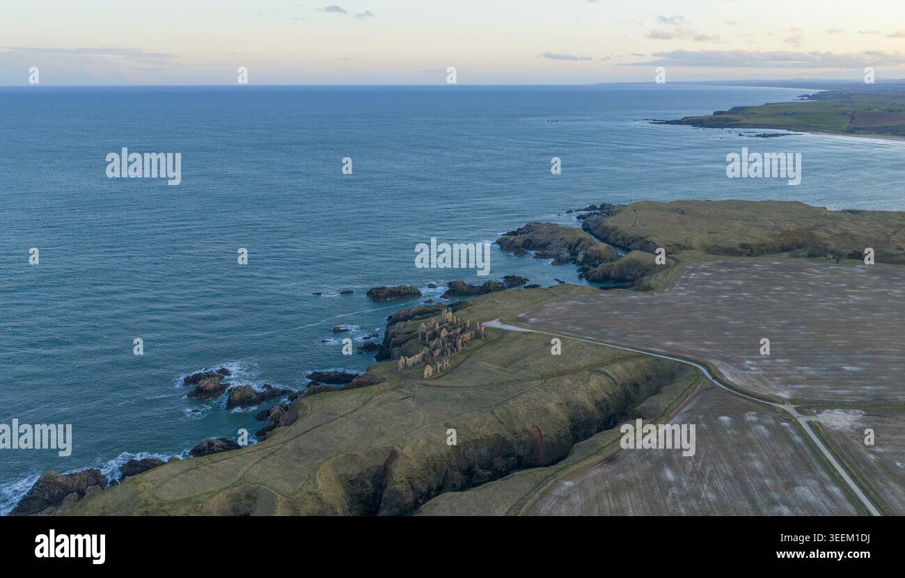 Aus der Vogelperspektive der Ruinen von Slains Castle auf zerklüfteten Klippen mit Blick auf die Nordsee mit umliegenden Grasfeldern Cruden Bay, Schottland, Unit Stockfoto