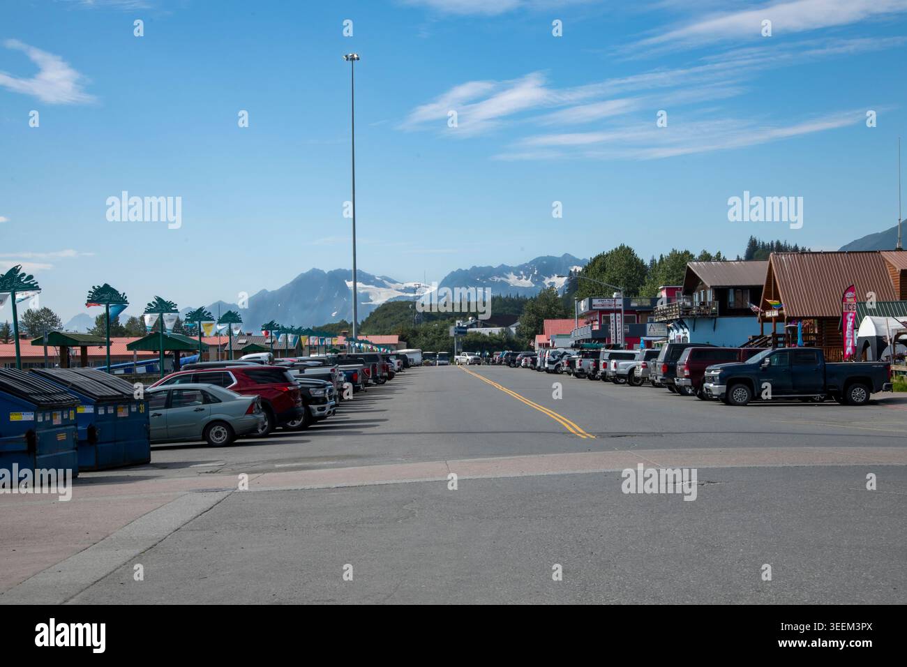 Valdez, Alaska. Kleine Stadt Hauptstraße im Chugach Gebirge und Hafen Valdez. Stockfoto