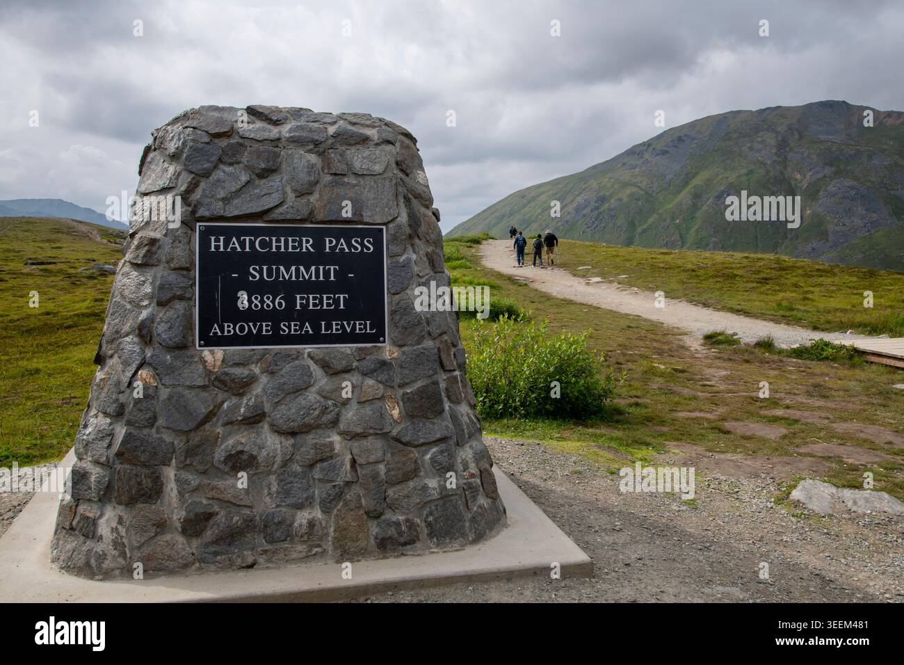Palmer, Alaska. Menschen wandern auf dem Hatcher Pass Summit in der Summit Lake State Recreation Site in den Talkeetna Mountains. Stockfoto