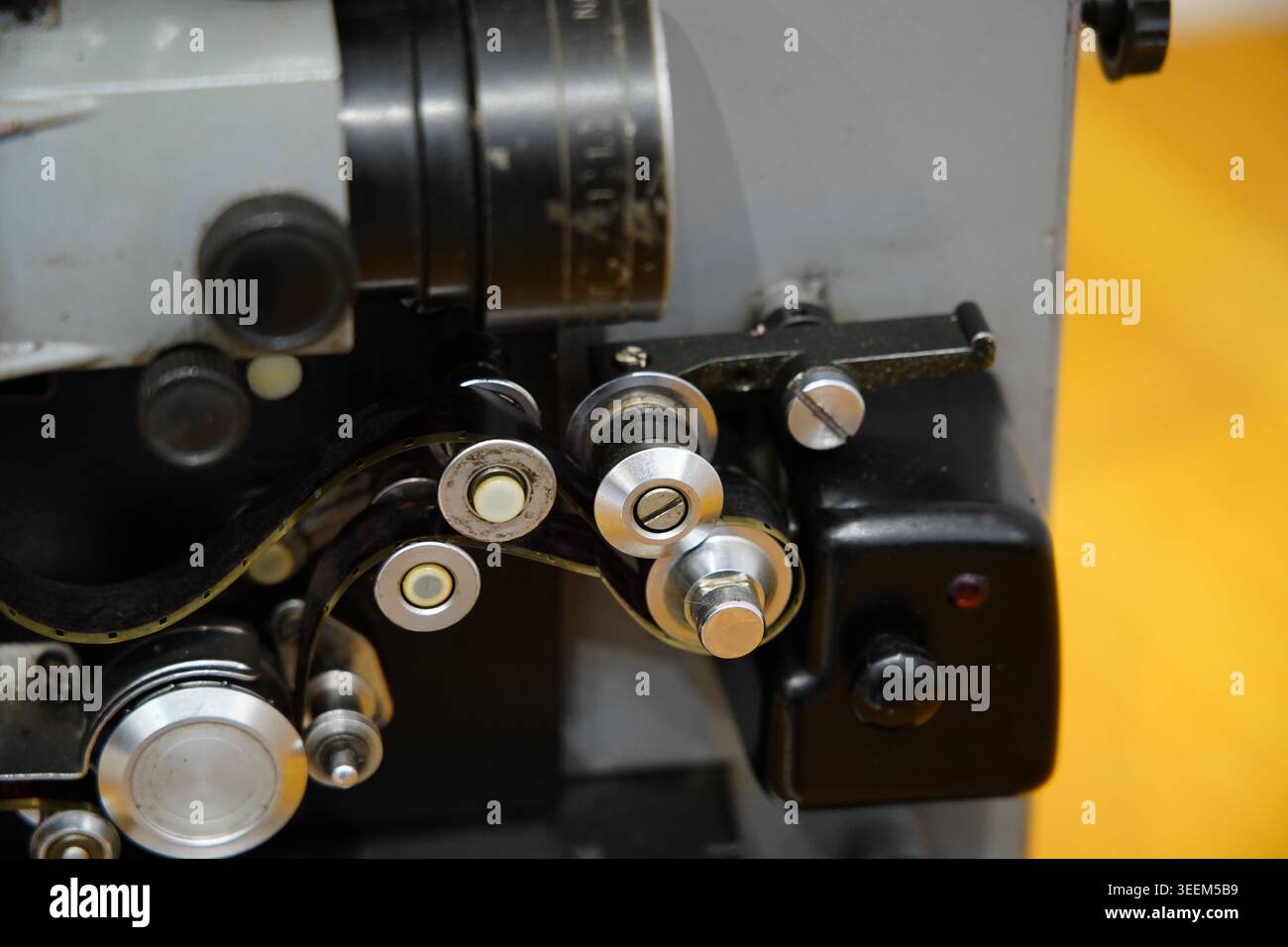 Altmodischer Filmprojektor mit der klassischen Ausstattung des Licht- und Schattengedächtnisses im Filmzeitalter. Stockfoto