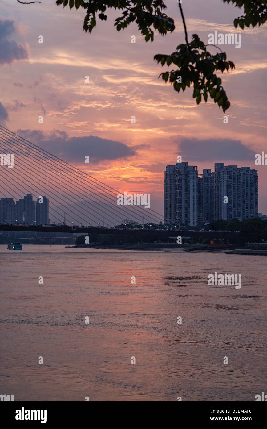 Kabelbrücke und Skyline der Stadt in der Dämmerung in fuzhou, china Stockfoto