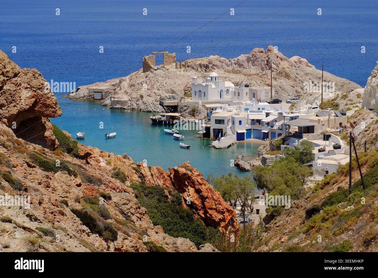 Firopotamos mit Hafen, Strand und Agios Nikolaos Kirche auf der Insel Milos, Kykladen, Griechenland Stockfoto