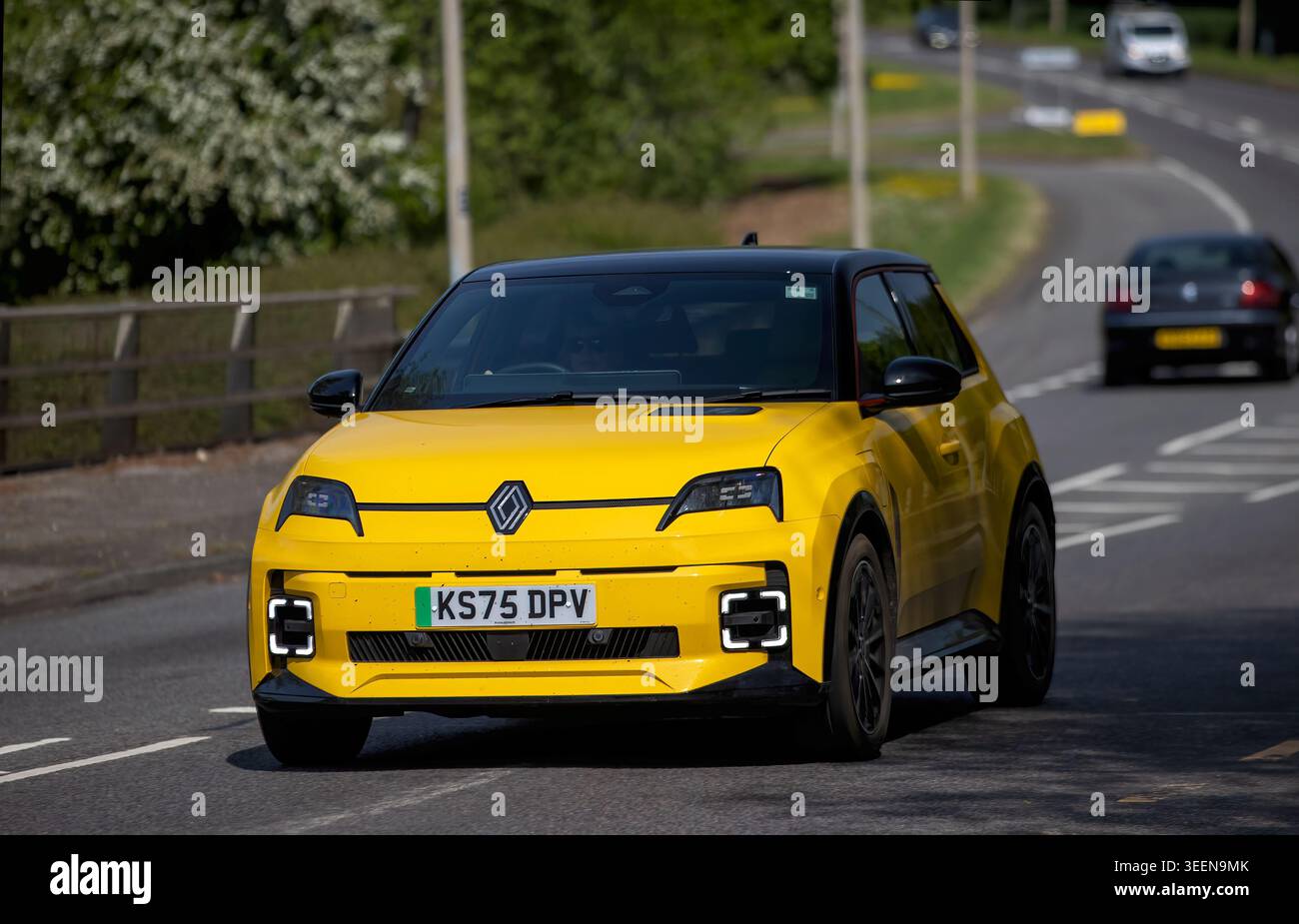Milton Keynes, Bucks, UK - 9. Mai 2026: 2025 gelbes Renault 5 ikonisches Elektroauto auf einer britischen Straße Stockfoto