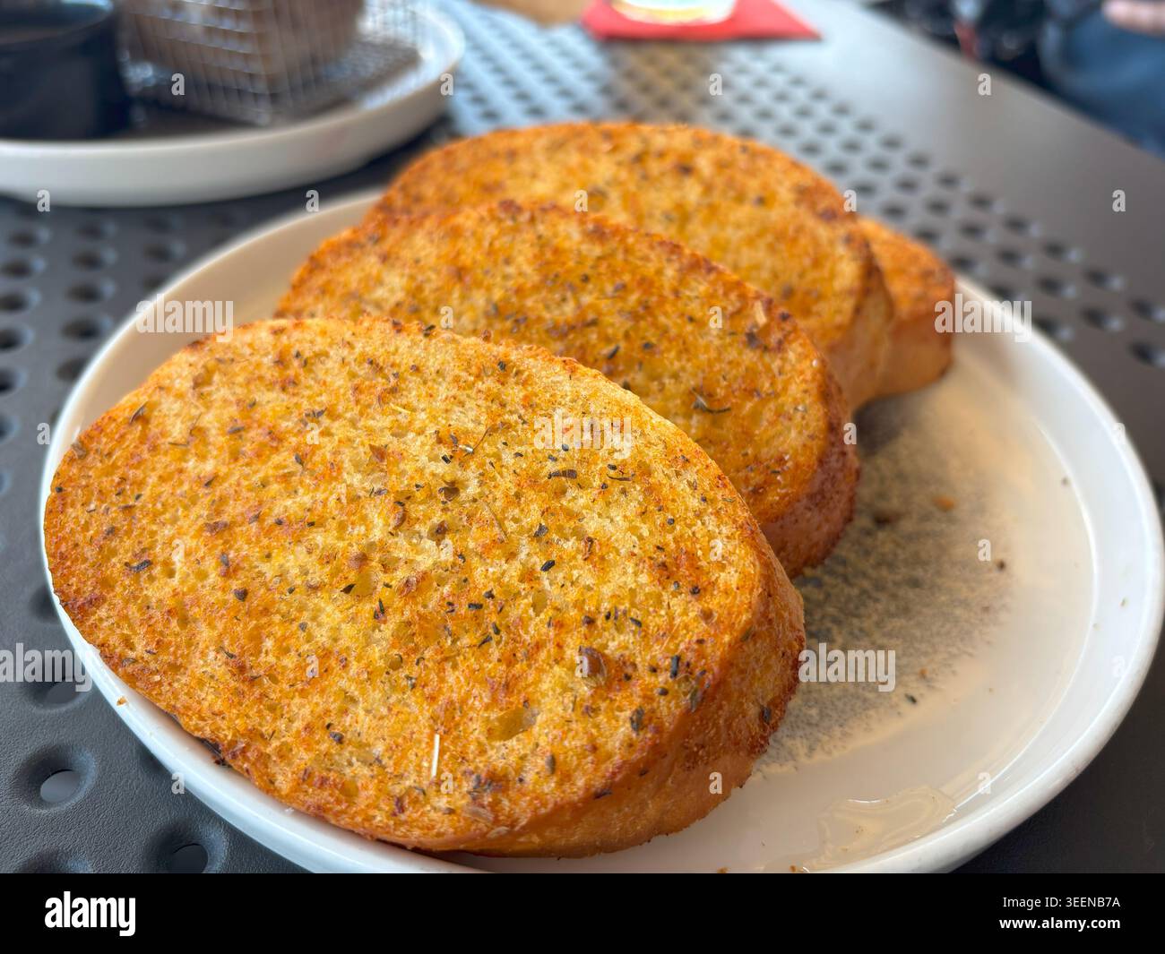 Dry Round Cracker mit Gewürzen aus nächster Nähe, geschnittenes französisches Baguette-Brot, knusprige Croutons, Bruschetta Cracker, Round Zwieback im Restaurant auf Blurred Bac Stockfoto