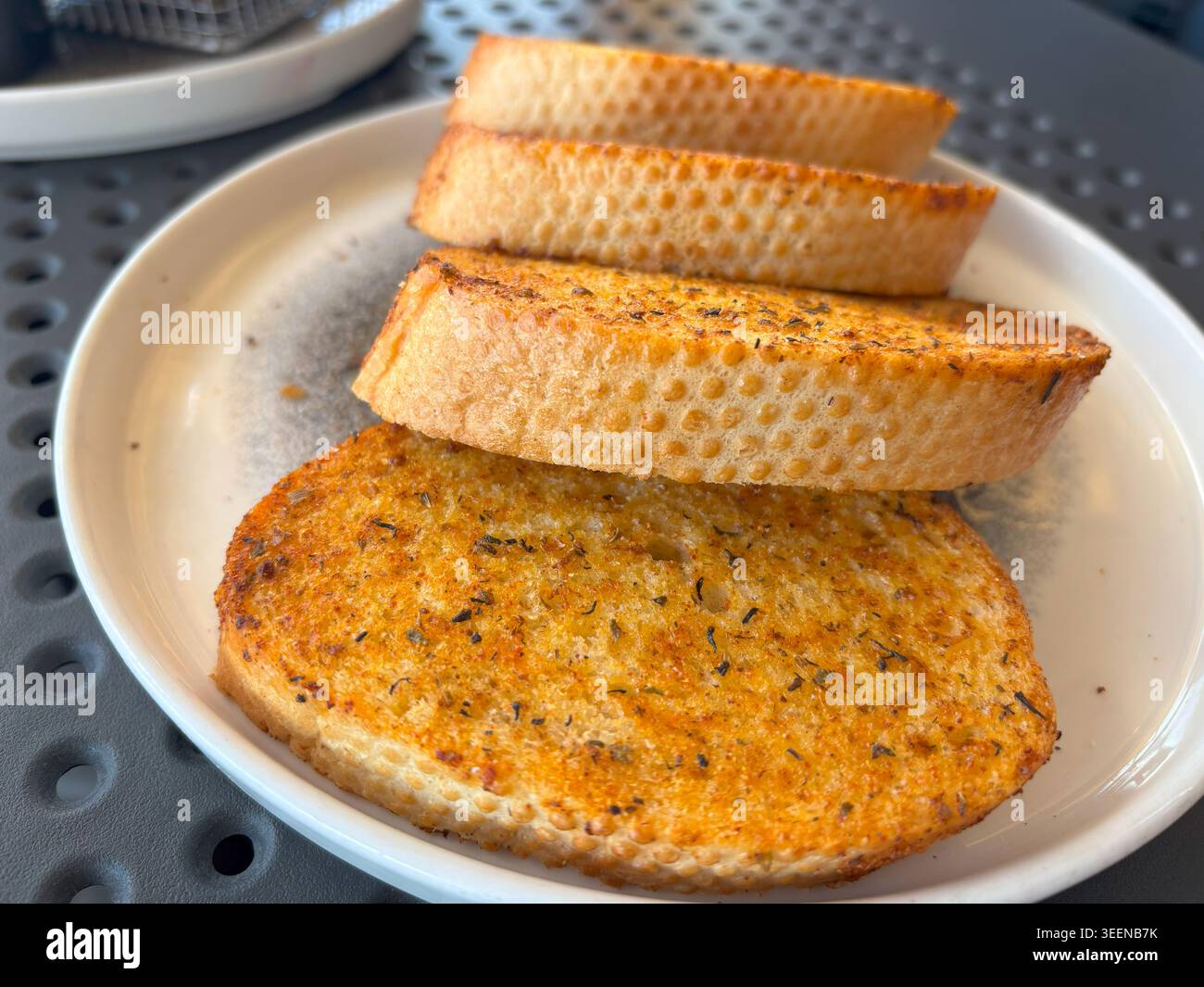 Dry Round Cracker mit Gewürzen aus nächster Nähe, geschnittenes französisches Baguette-Brot, knusprige Croutons, Bruschetta Cracker, Round Zwieback im Restaurant auf Blurred Bac Stockfoto