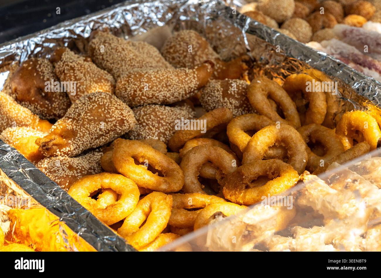 Tempura mit Meeresfrüchten auf Tablett, verschiedene Formen, Größen. Zerschlagene, frittierte Garnelen, Calamari, Gemüse. Populäres japanisches Streetfood. Heiß, knusprig serviert. T Stockfoto