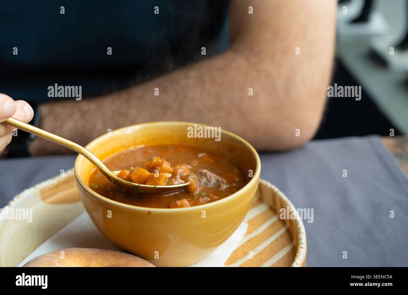 Scharfe Kharcho- oder Harcho-Suppe, traditionelle georgianische Chowder. Cremige Kharcho-Brühe mit Rindfleisch, Reis, Pflaumenpüree, Walnüssen, Khmeli Suneli und frischem Koriand Stockfoto
