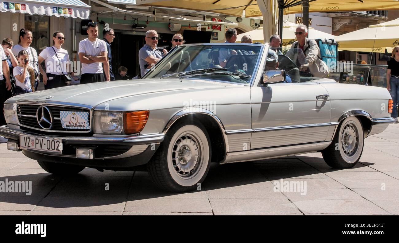 Eleganter silberner Mercedes-Benz SL Roadster, umgeben von Zuschauern bei der 30. Internationalen Oldtimer-Auto-Rallye in Rijeka, Kroatien, 2. Mai 2026. Stockfoto