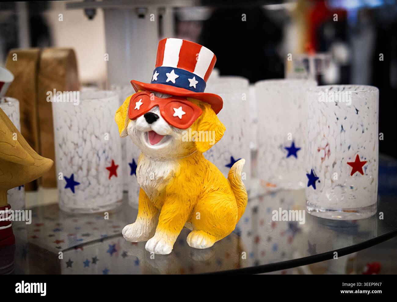 Patriotische Tchotchkes zum 4. Juli zum Verkauf bei Marshalls in Jericho Commons, Long Island, New York. Stockfoto