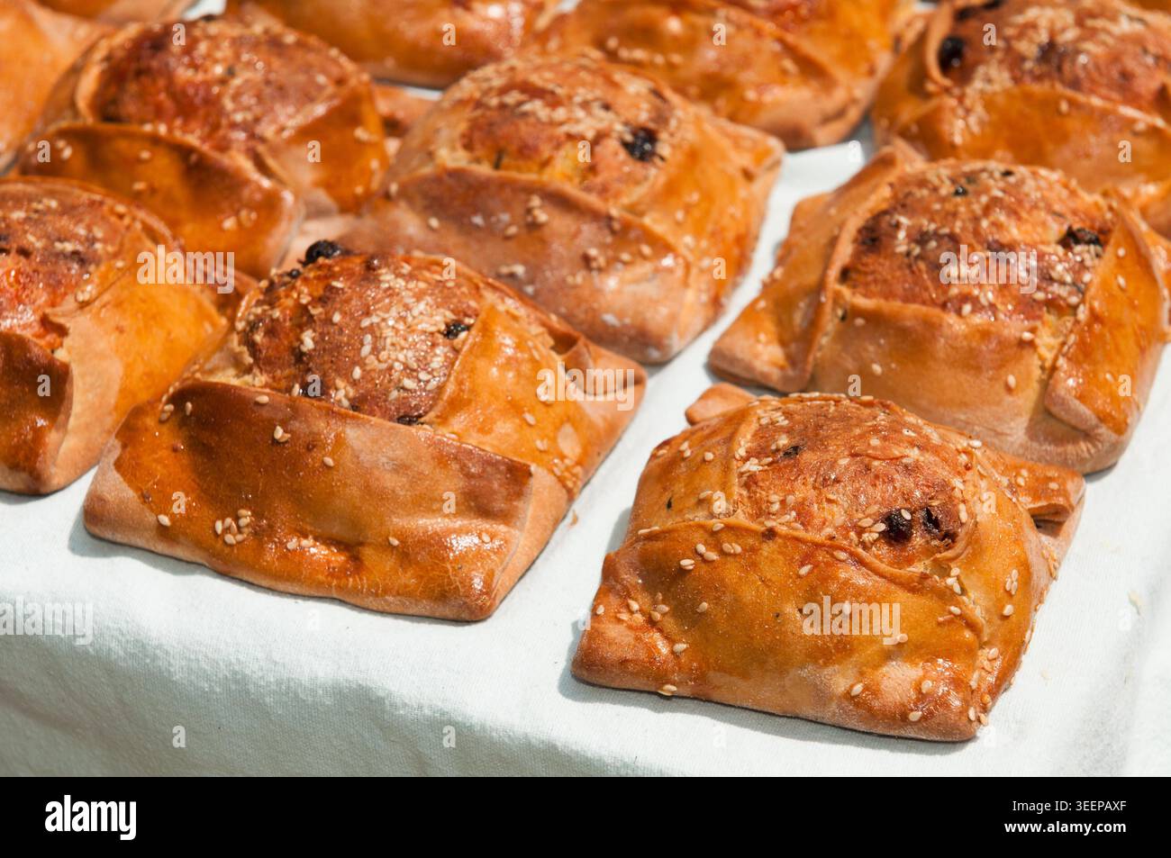 Traditionelles zypriotisches ostergebäck mit einer Mischung aus verschiedenen Käsesorten und halloumi, gebacken im Tonofen, Flaununa Stockfoto