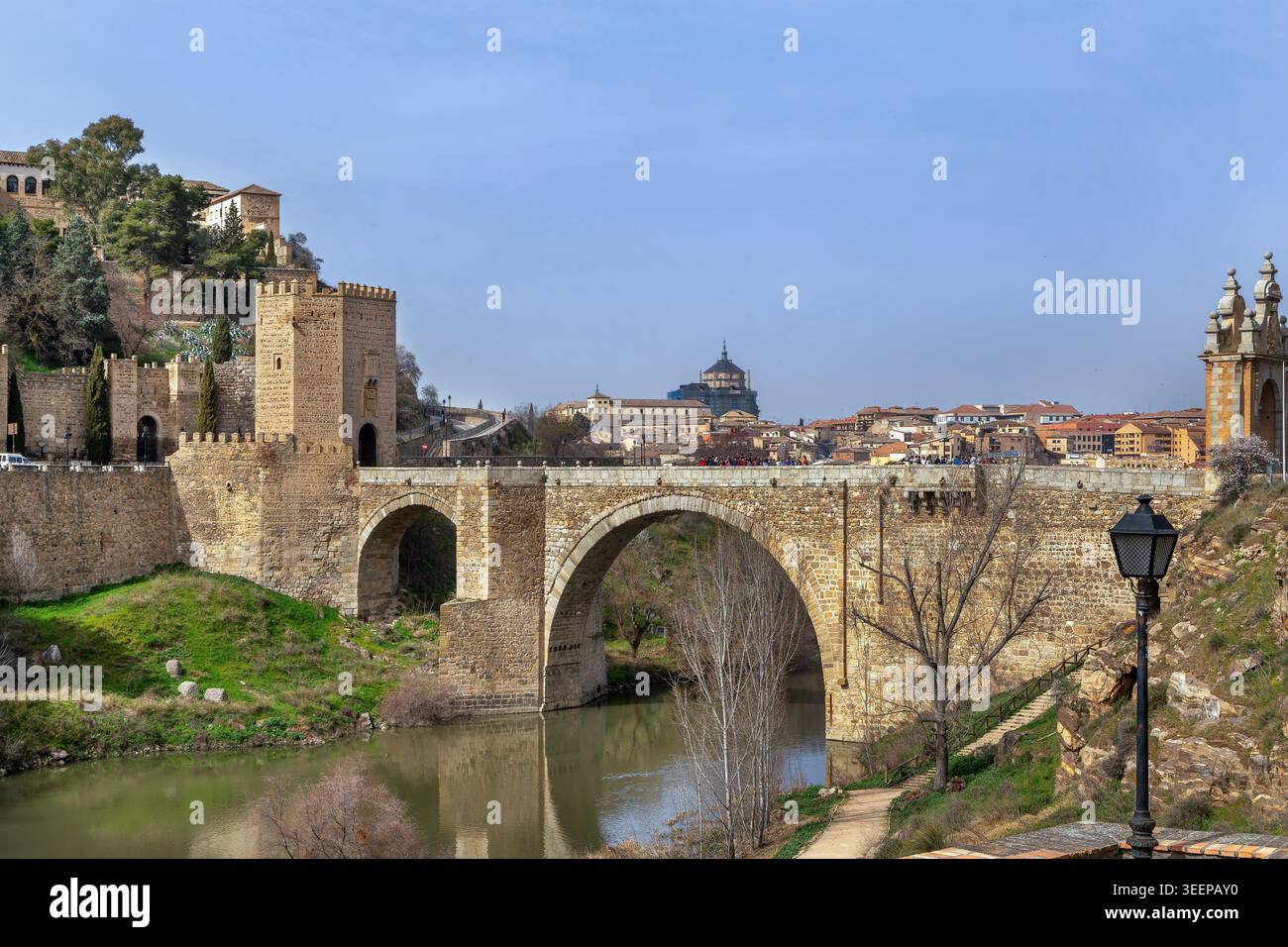 Puente de Alcantara römische Bogenbrücke über den Fluss Tejo in Toledo, Spanien. Historische Steinbefestigung Stockfoto