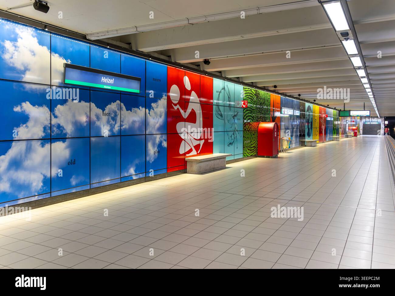 Das 98 m lange Wandgemälde der U-Bahn-Station Heizel auf Emaille-Stahl des belgischen Künstlers Jean-Francois Octave zeigt Momente, Orte und Ideen, die mit Brüssel in Verbindung stehen. Stockfoto