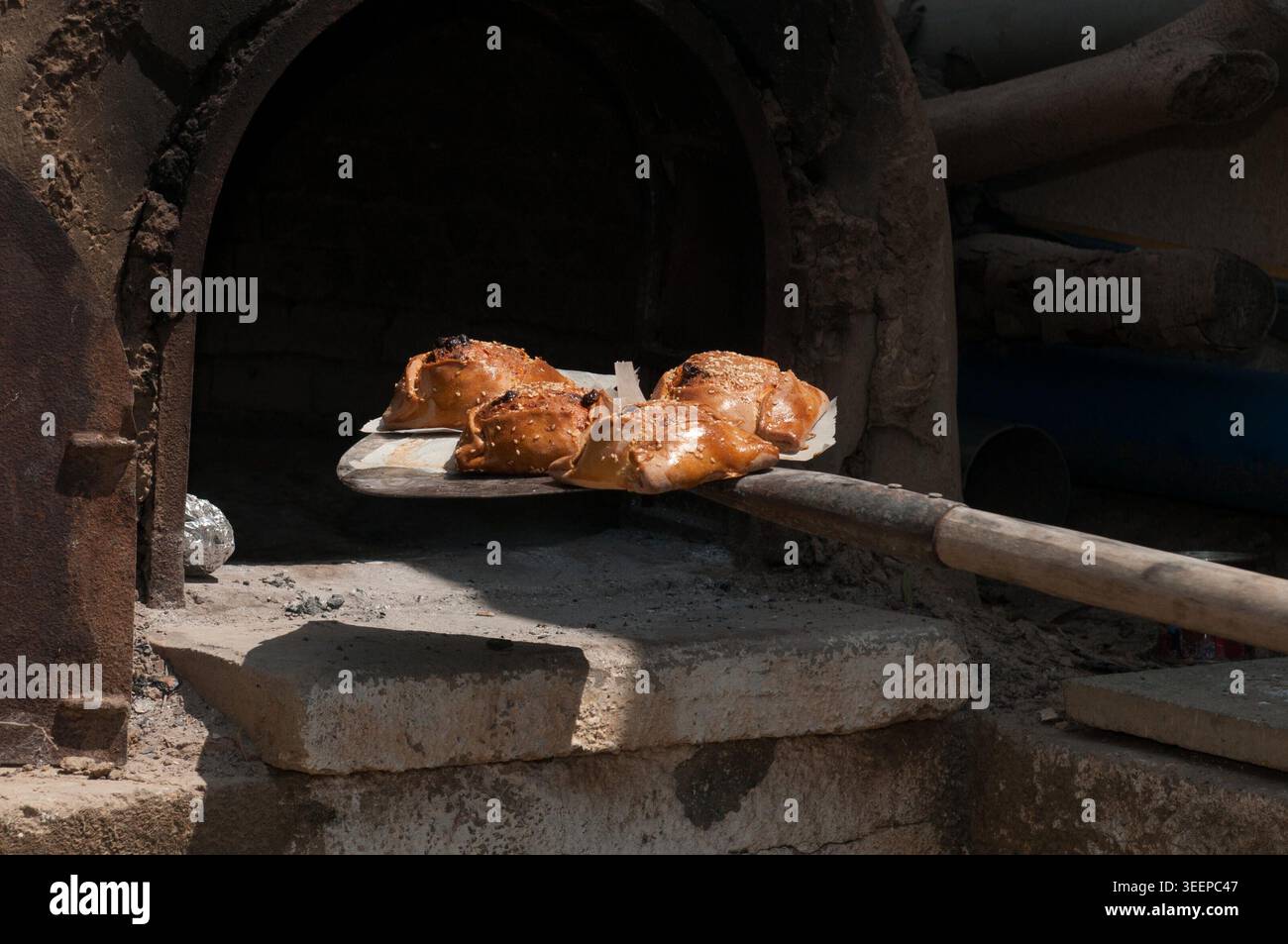 Traditionelles zypriotisches ostergebäck mit einer Mischung aus verschiedenen Käsesorten und halloumi, gebacken im Tonofen, Flaununa Stockfoto