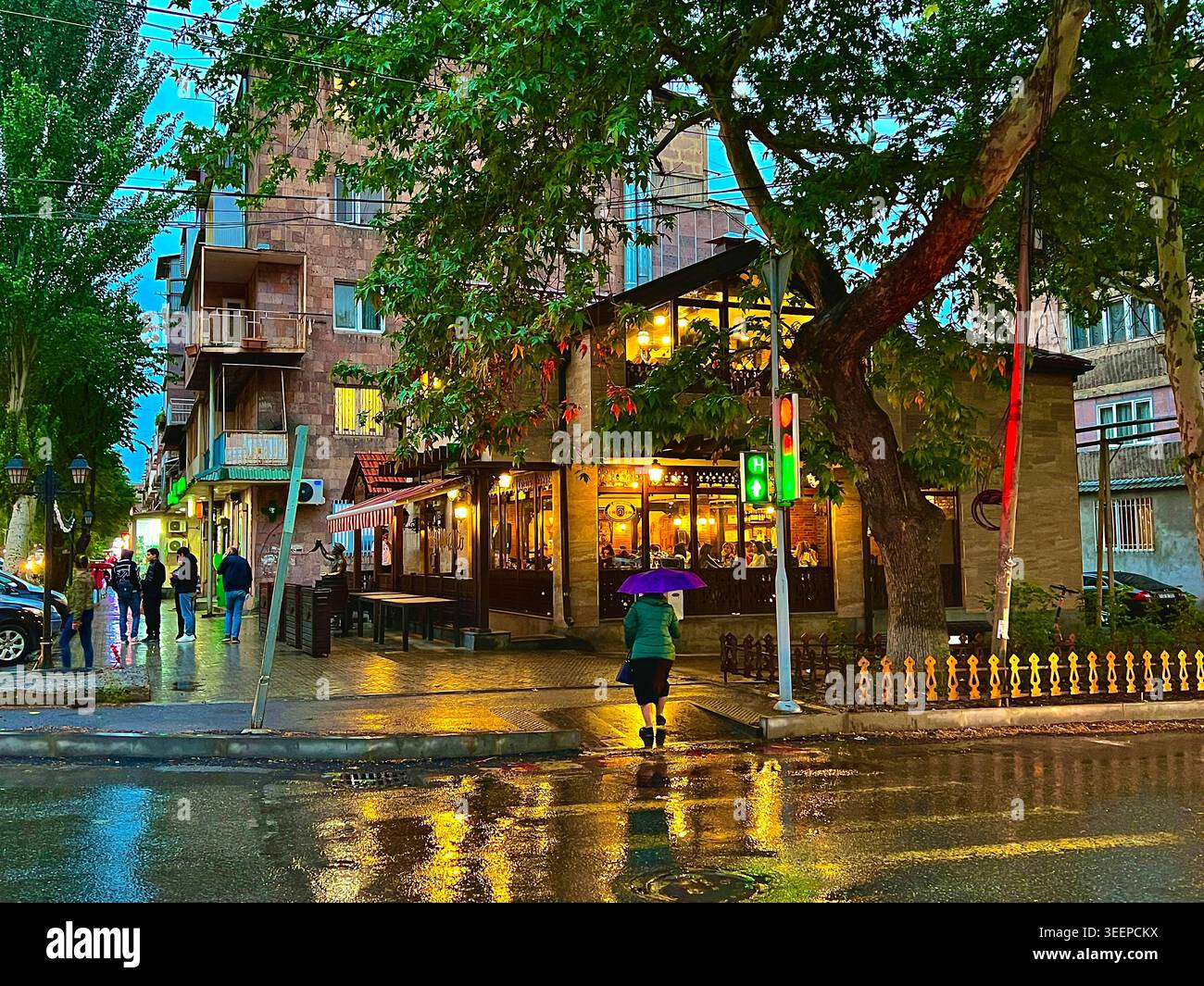 Abendliche Straßenszene mit Restaurant in Jerewan, Armenien - Smartphone-aufgenommenes Stockfoto