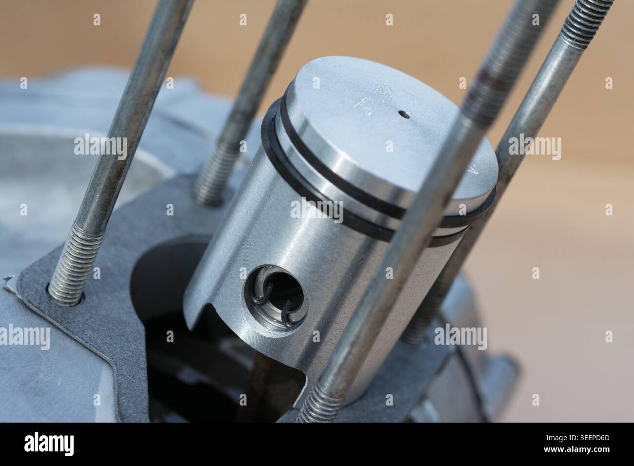 Nahaufnahme eines Motorkolbens mit Kolbenringen in einem offenen Motorblock eines kleinen Motorrads Stockfoto