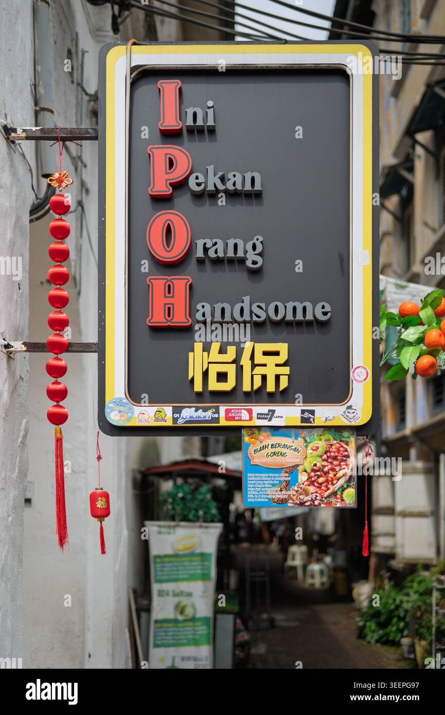 Ein moderner Wegweiser mit dem Wort Ipoh am Eingang zur Concubine Lane, Ipoh, Perak, Malaysia Stockfoto