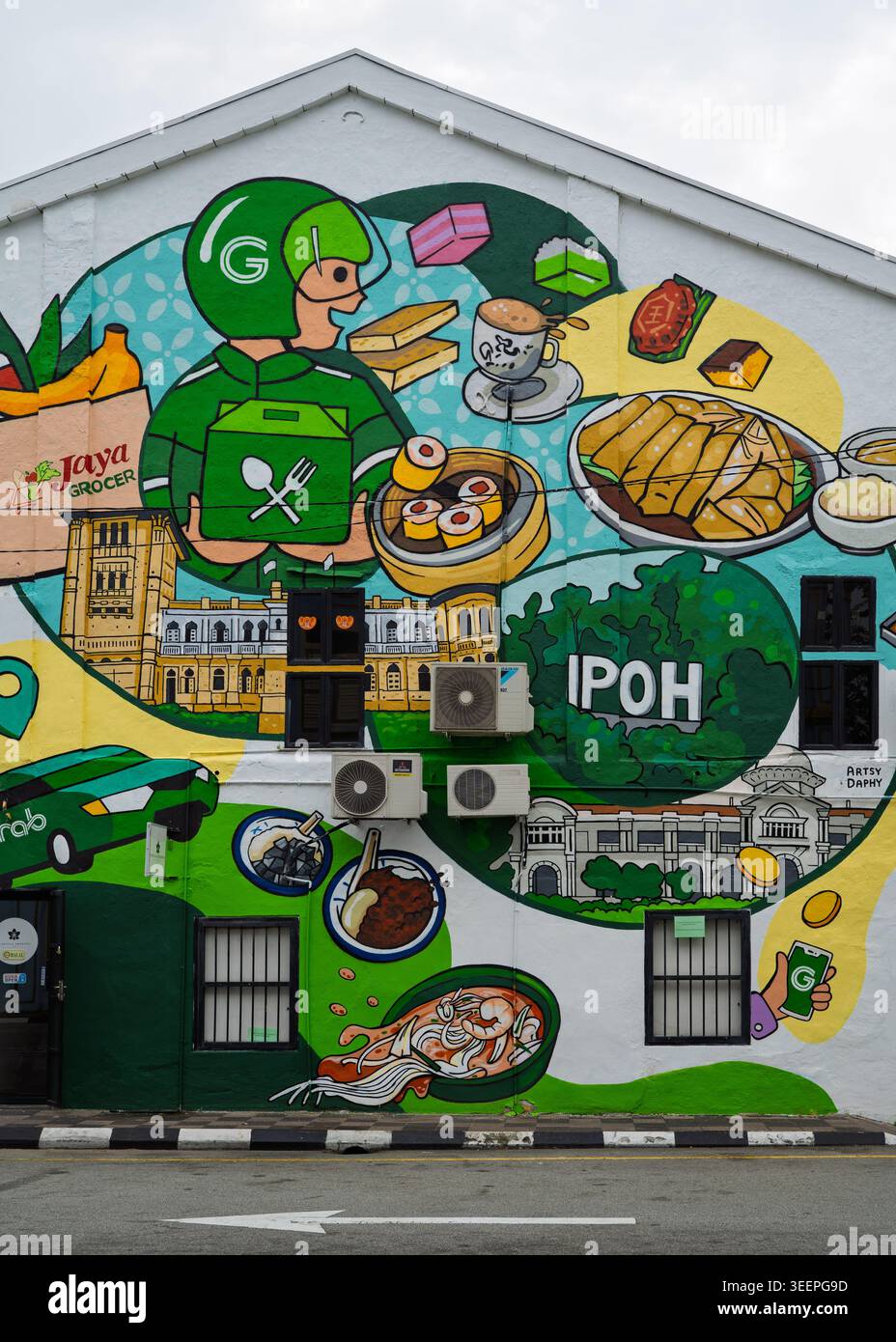Buntes öffentliches Wandgemälde im Cartoonstil mit verspielten Charakteren und grafischen Formen an einer Gebäudefassade, Ipoh, Perak, Malaysia Stockfoto
