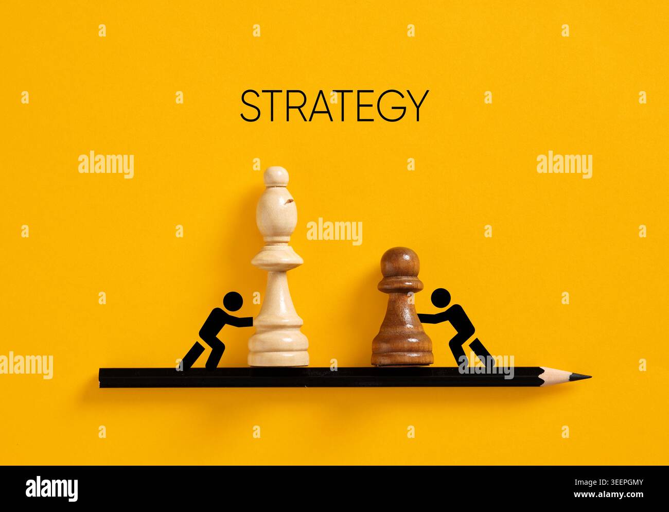 Stabfiguren, die Schachfiguren gegeneinander drücken, symbolisieren Geschäftsstrategie, strategische Konfrontation, taktischen Planungswettbewerb und chall Stockfoto