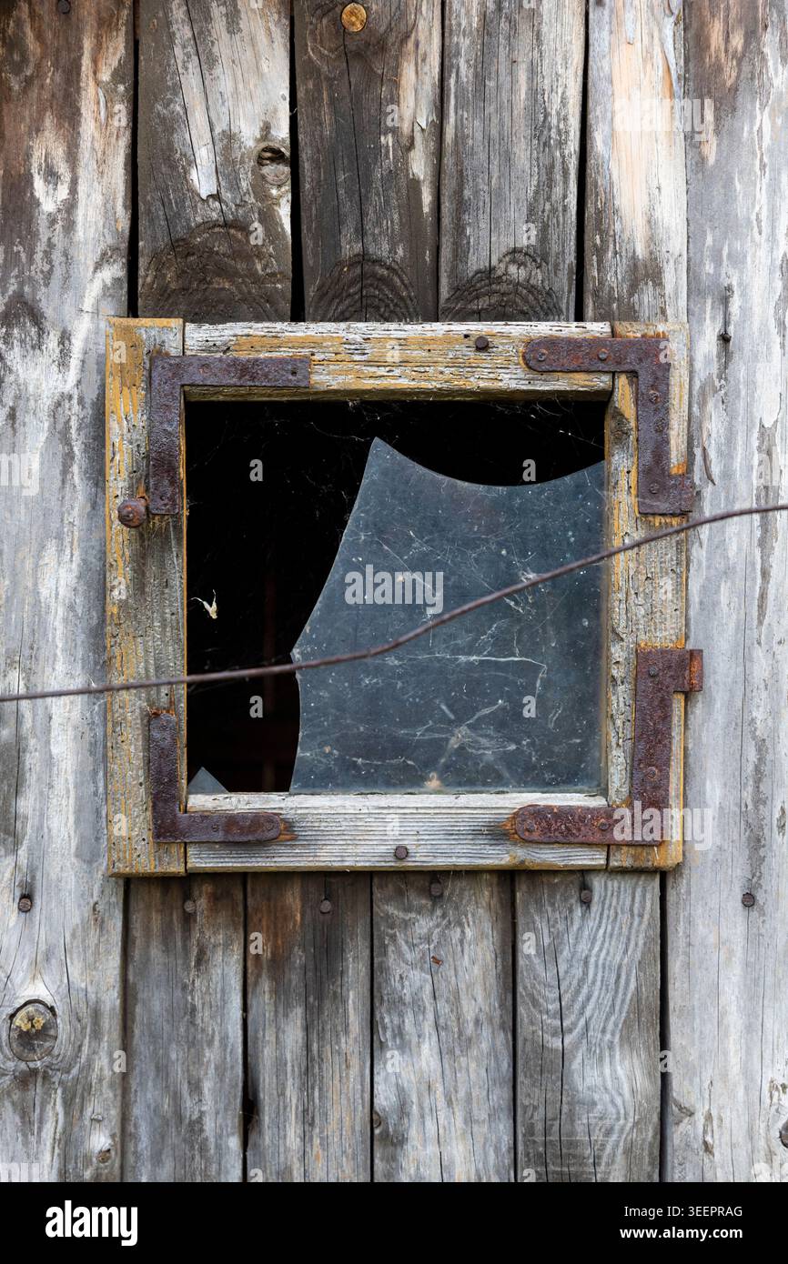 Altes verwittertes und abgenutztes Holzfenster Stockfoto