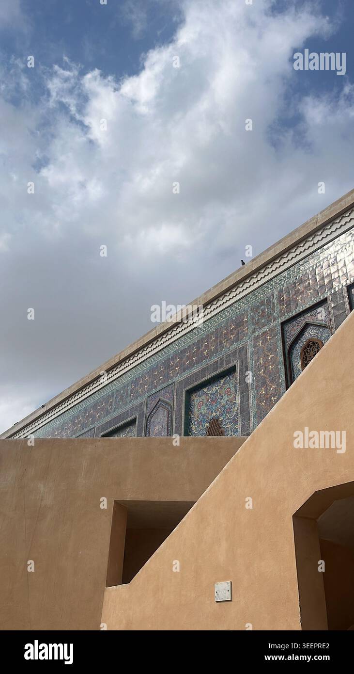 „Außenansicht der Katara-Moschee mit traditioneller islamischer Architektur und Minarett unter bewölktem Himmel in Doha, Katar während des Tagesausflugs.“ - Smartphone-aufgenommenes Stockfoto