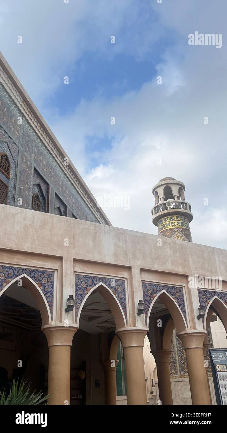 „Außenansicht der Katara-Moschee mit traditioneller islamischer Architektur und Minarett unter bewölktem Himmel in Doha, Katar während des Tagesausflugs.“ - Smartphone-aufgenommenes Stockfoto