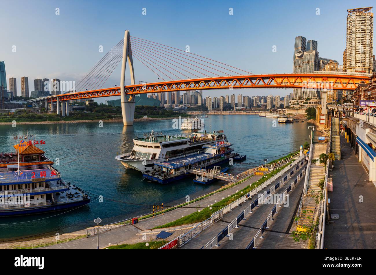 Flussboote auf dem Jialing River, Chongqing, China Stockfoto