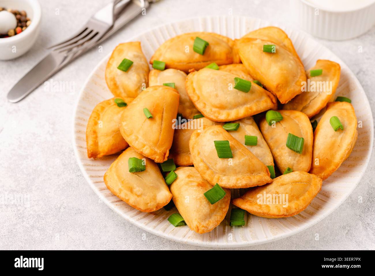 Knödel, gefüllt mit Kartoffelpüree. Russisches, ukrainisches oder polnisches Gericht: Varenyky, Vareniki, Pierogi, Pyrohy. Stockfoto