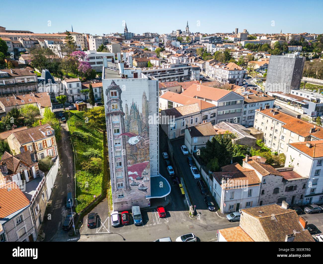 Aus der Vogelperspektive auf die bemalten Wände von Angoulême (Mittelwesten Frankreichs) und die Stadt. Wandgemälde „New-York sur Charente“ von Nicolas de Crécy, 15 bis Rue Stockfoto