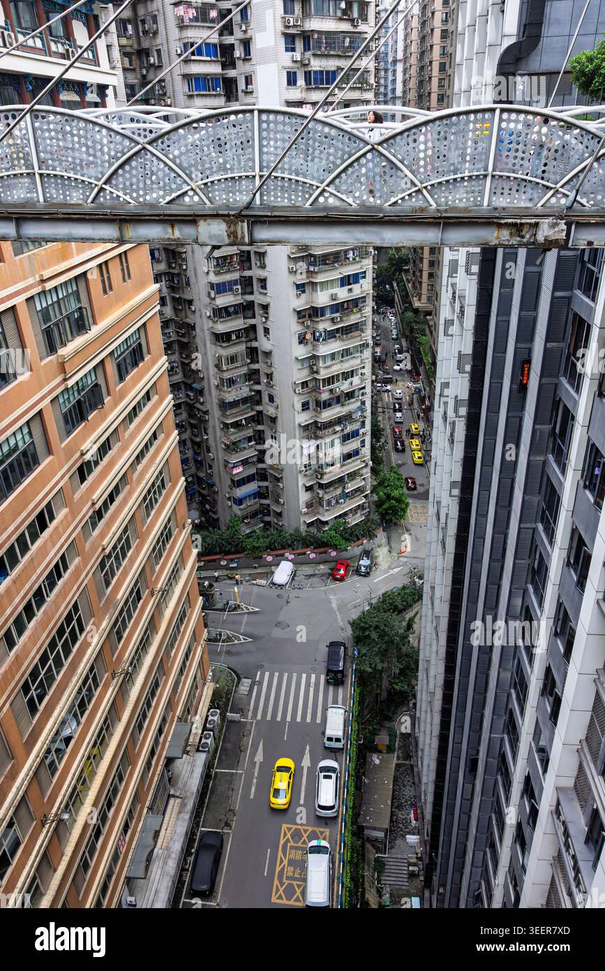 Fußgängerbrücke, die den Kuixing-Turmplatz mit einem Gewerbegebäude in Chongqing, China, verbindet Stockfoto