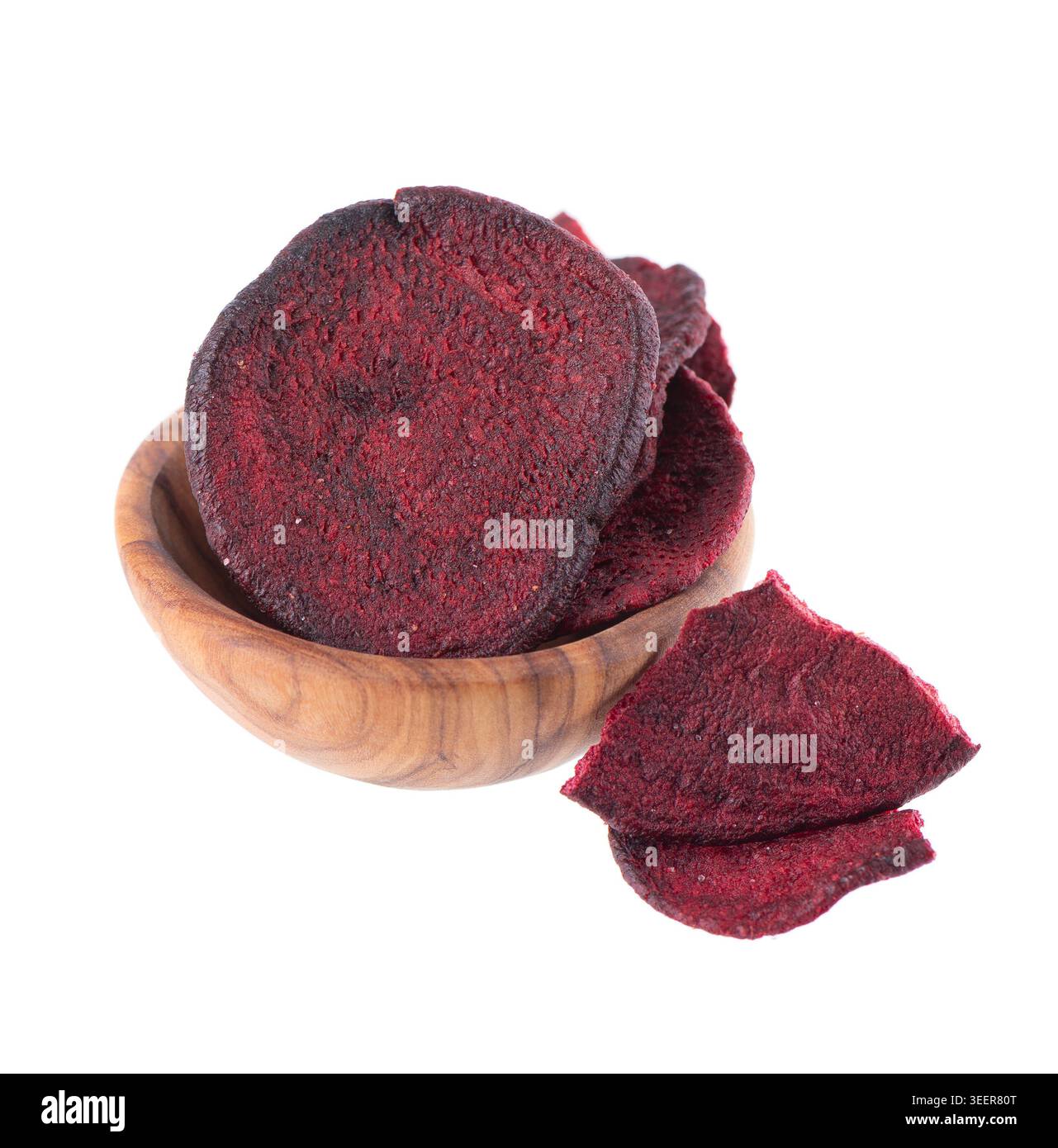 Knusprig geröstete Rote-Bete-Chips mit Meersalz, isoliert auf weißem Hintergrund. Gesunder und knuspriger natürlicher Gemüsesnack. Beschneidungspfad Stockfoto