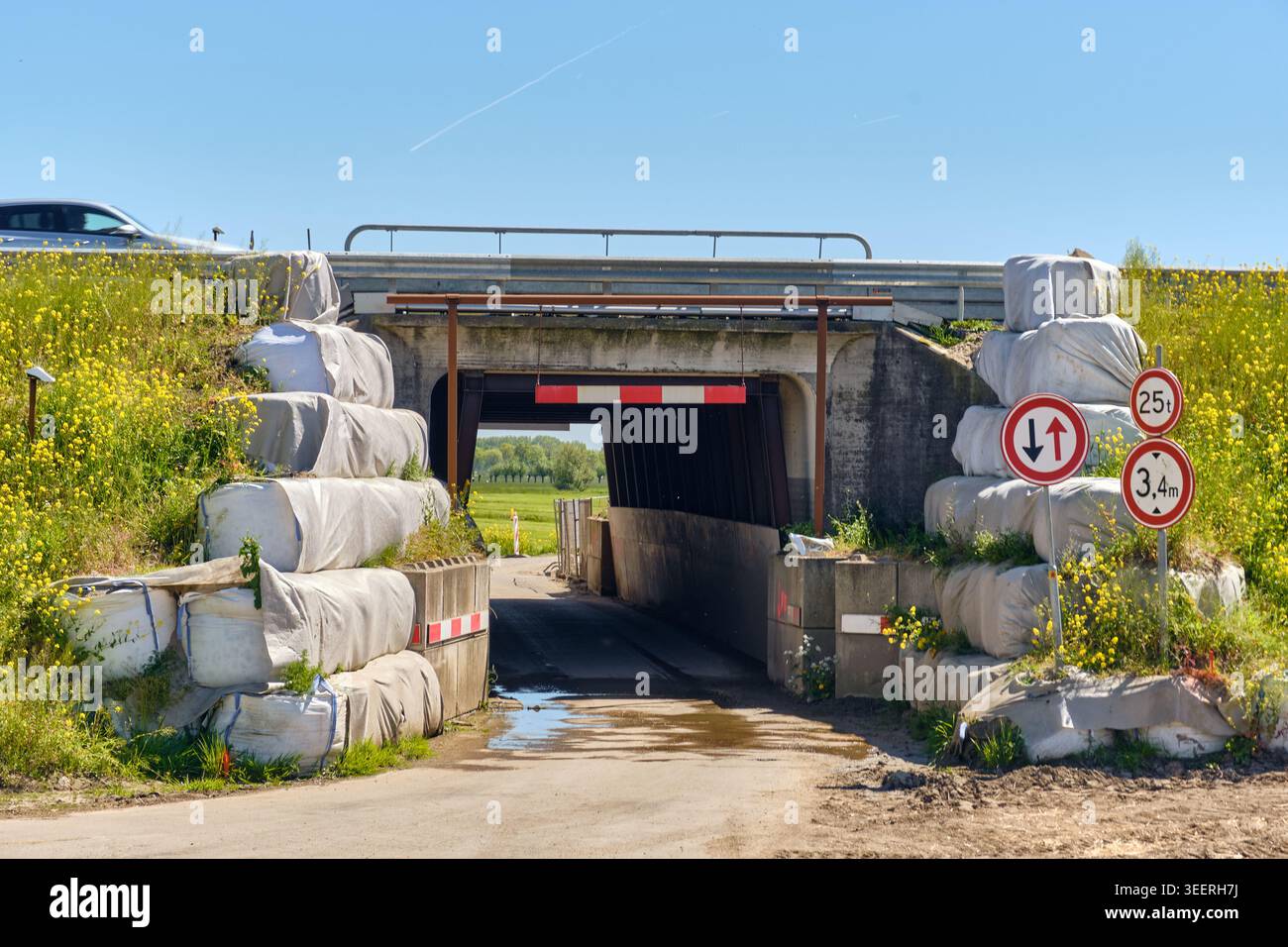 Infrastrukturentwicklung und Straßenbau, Digital Beacons Monitoring Ground Settlement für A27 Widening Project Stockfoto