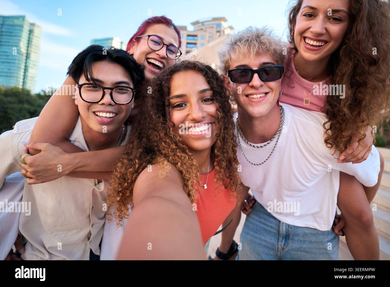 Glückliche Freunde, die ein City Selfie machen Stockfoto
