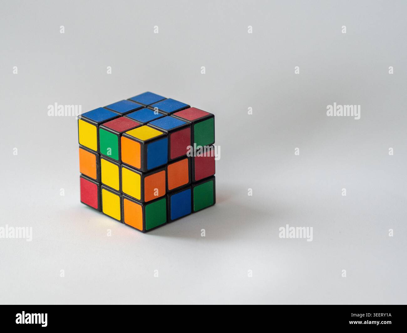 rubik-Würfel und weißer Hintergrund Stockfoto
