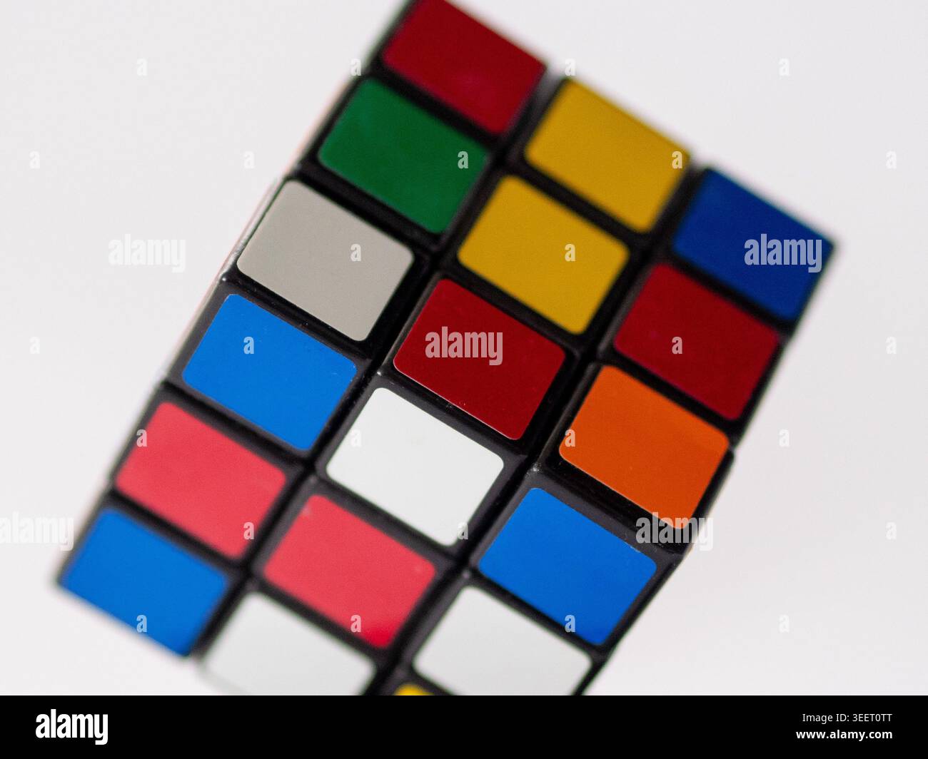 rubik-Würfel und weißer Hintergrund Stockfoto