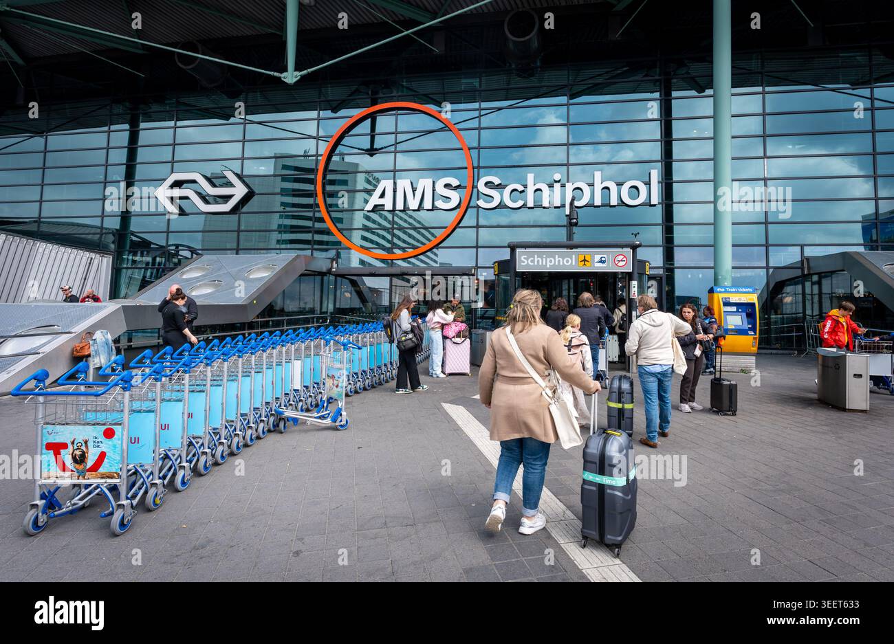 Amsterdam, Niederlande, 02.05.2026, Reisende am Flughafen Schiphol Amsterdam Stockfoto