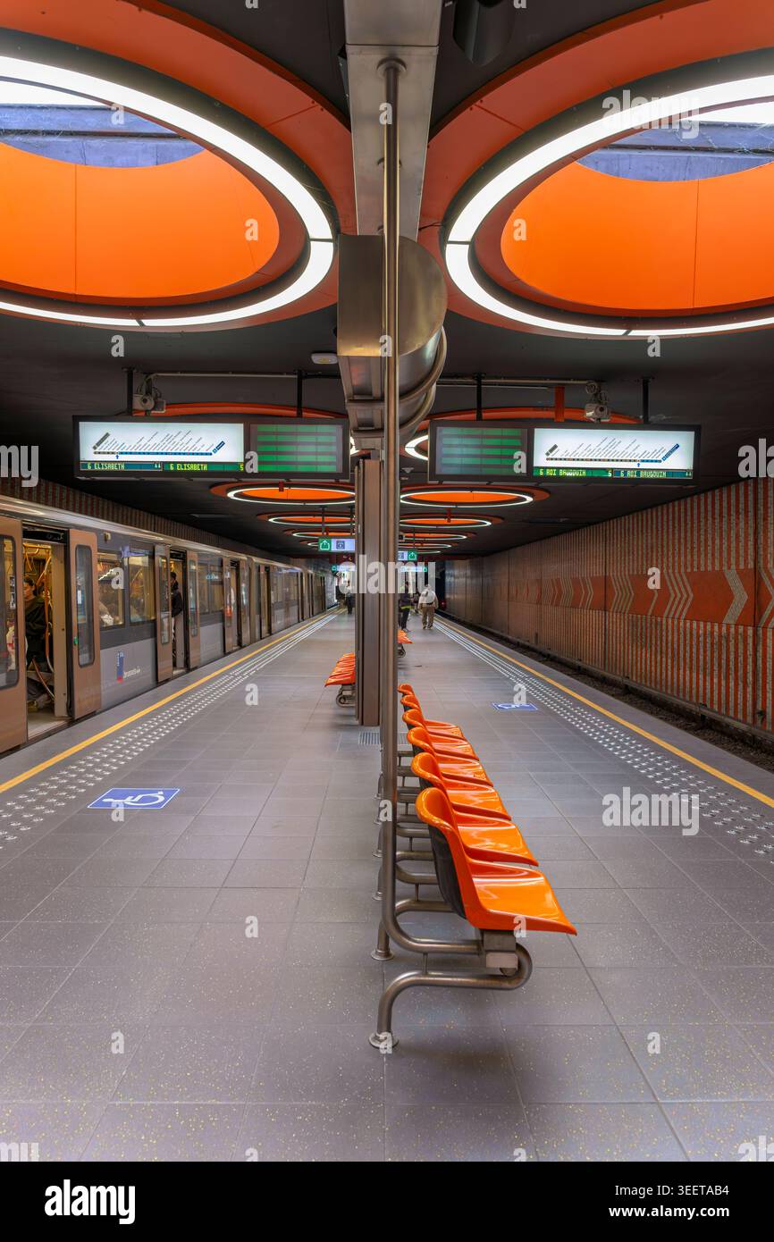 Die U-Bahn-Station Pannenhuis (Tile House) in Brüssel. Mit diesem markanten orangefarbenen Interieur ist es ein beliebter Zwischenstopp für Influencer. Stockfoto