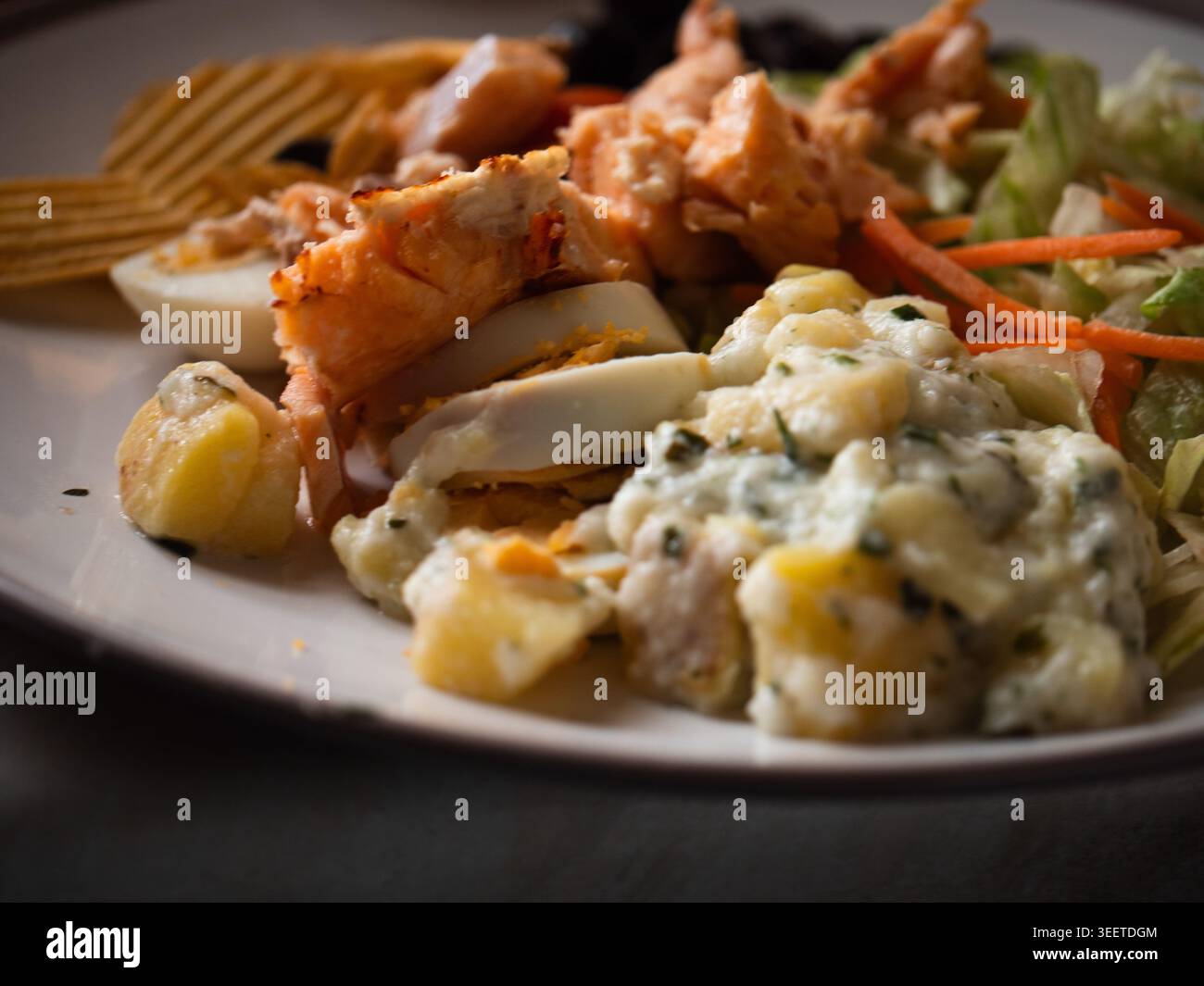 Lachs-Kartoffelsalat auf einem Teller Stockfoto