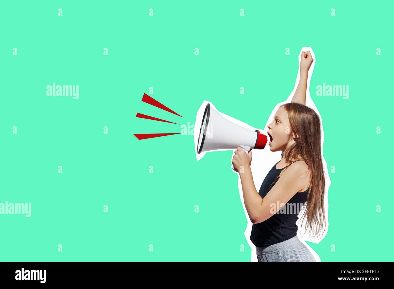 Seine eigenen Gedanken zum Ausdruck bringen. Ein süßes Mädchen mit einem Megaphon. Information und Ankündigungen - ein Konzept für die Bildung. Stockfoto