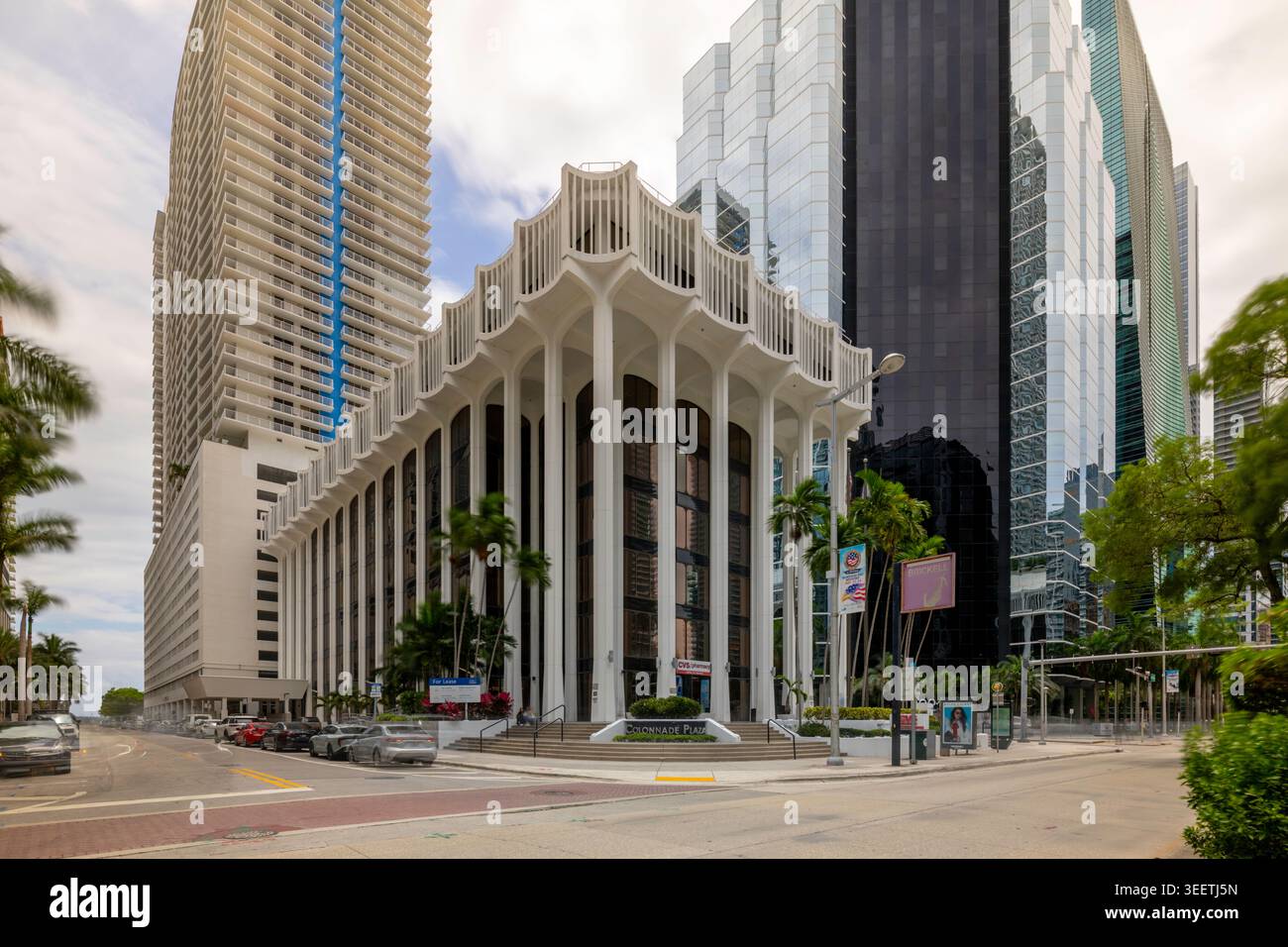 Brickell, FL, USA - 11. Mai 2026: Bürogebäude mit Langzeitbelichtung an der 1201 Brickell Avenue Stockfoto