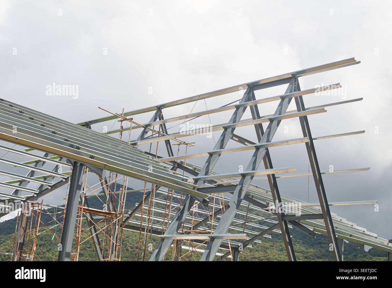 Graues Metalldachgestell im Bau, Außenbaustelle mit Kopierraum, Industriebaukonzept Stockfoto