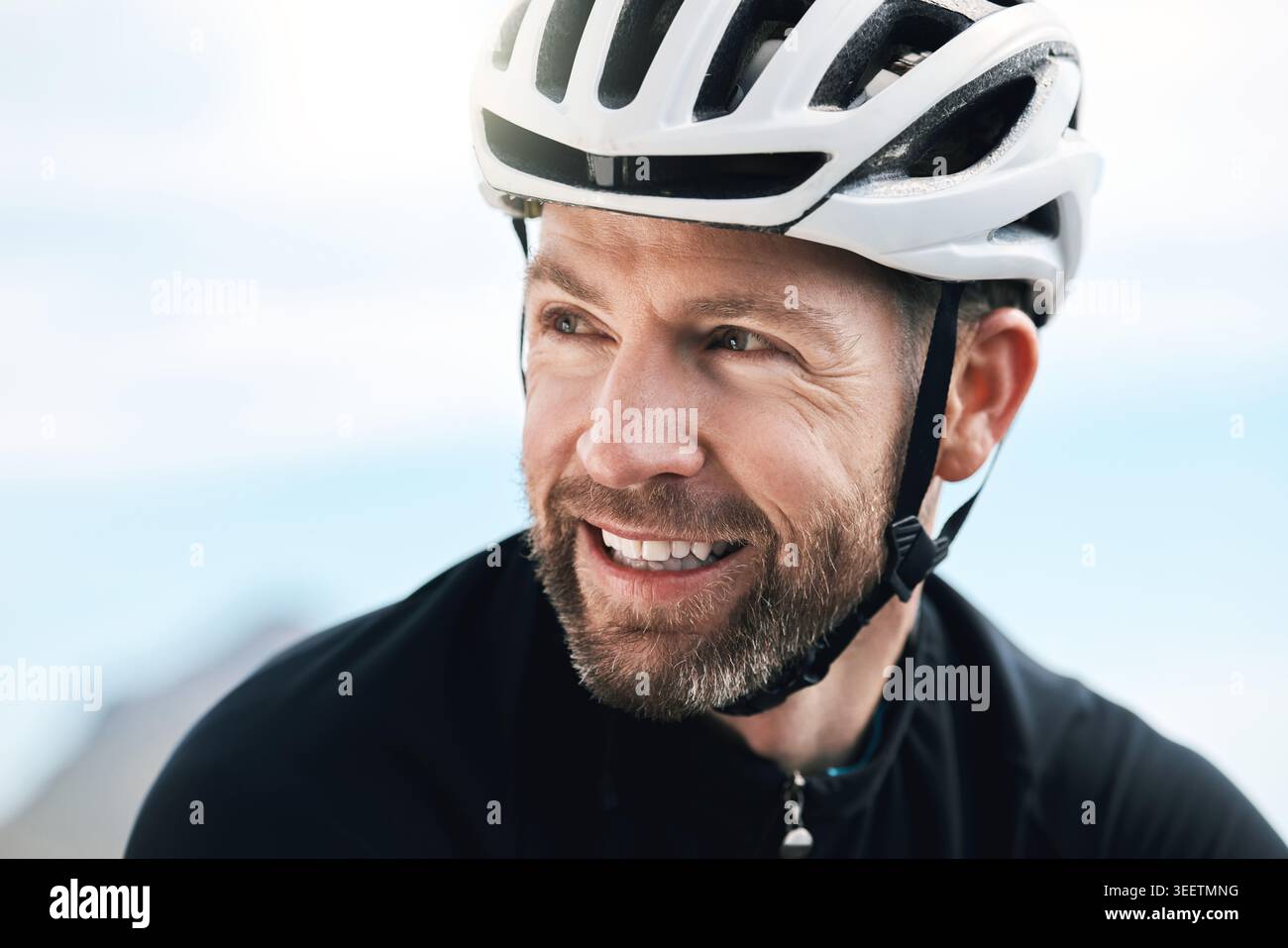 Denken, Mensch und Radfahrer mit Helm im Freien für Fitness, Bewegung und Wettkampfreflexion. Lächeln, reife Person und Vision für Ausdauertraining Stockfoto