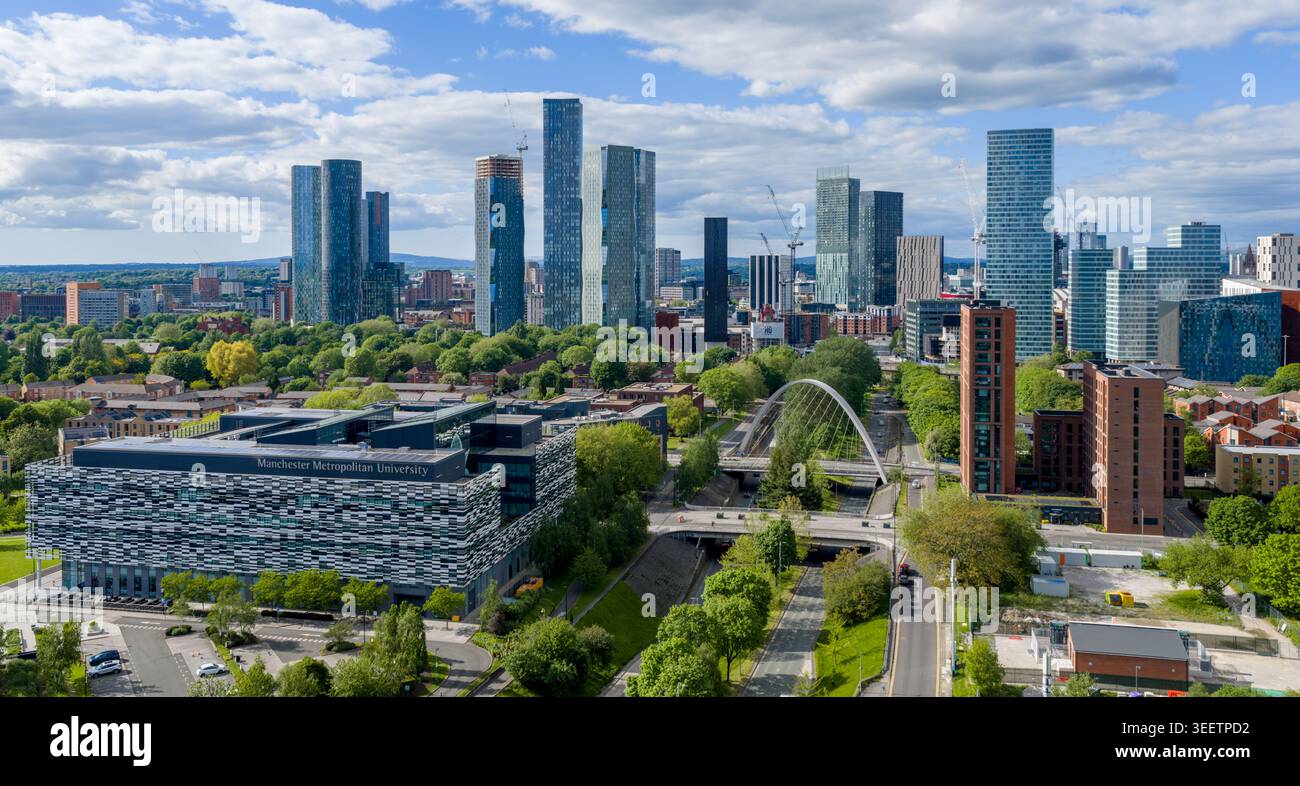 Stadtbild von Manchester im Zentrum von Greater Manchester mit modernen Türmen, Büros und dichter städtischer Bebauung. Stockfoto