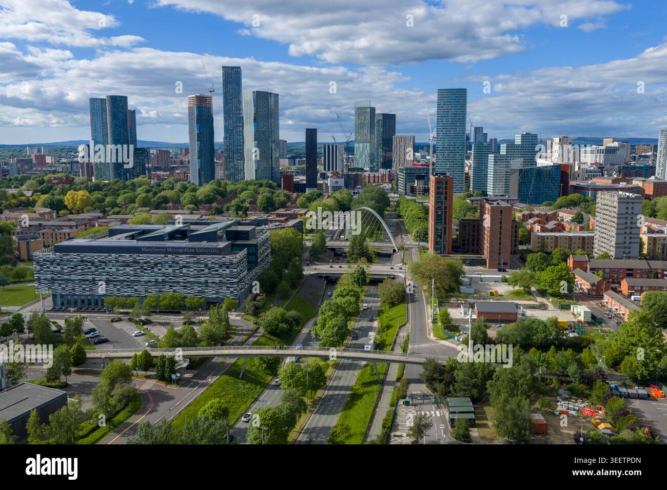 Stadtbild von Manchester im Zentrum von Greater Manchester mit modernen Türmen, Büros und dichter städtischer Bebauung. Stockfoto