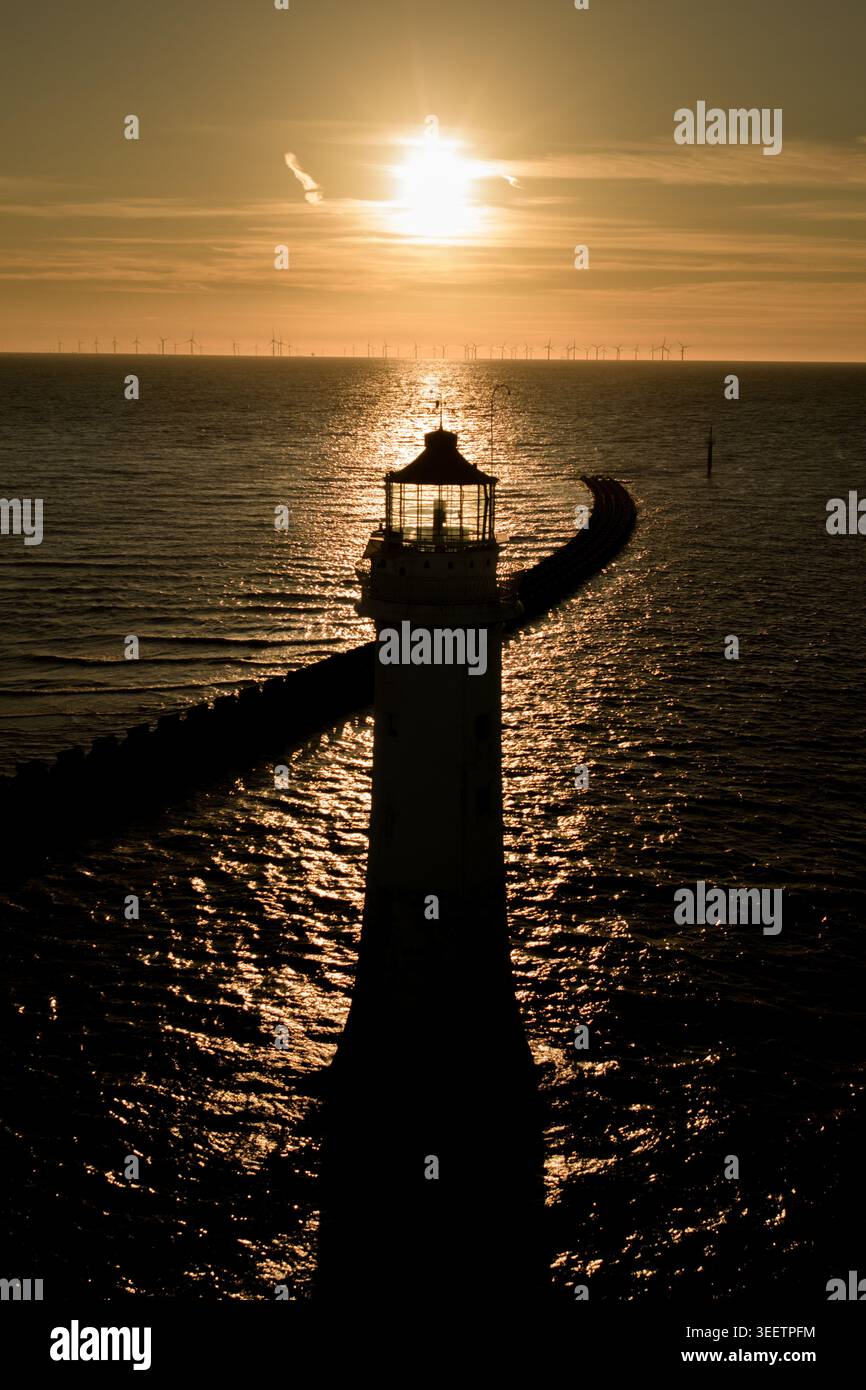 New Brighton Leuchtturm an Perch Rock an der Wirral-Küste mit Blick auf den Fluss Mersey in Merseyside, England. Stockfoto