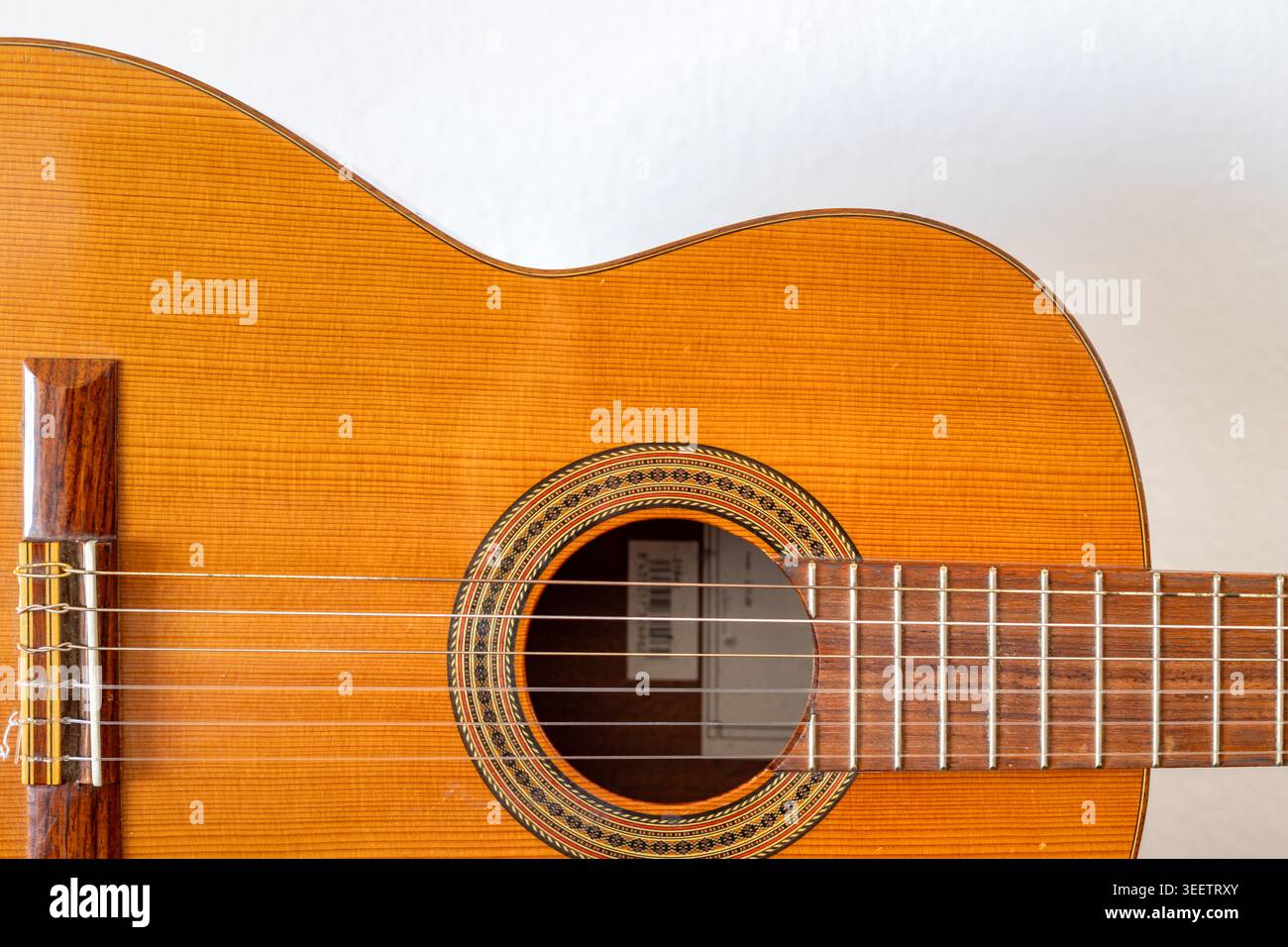 Detail der klassischen Akustikgitarre mit Streichern und Klangloch Stockfoto