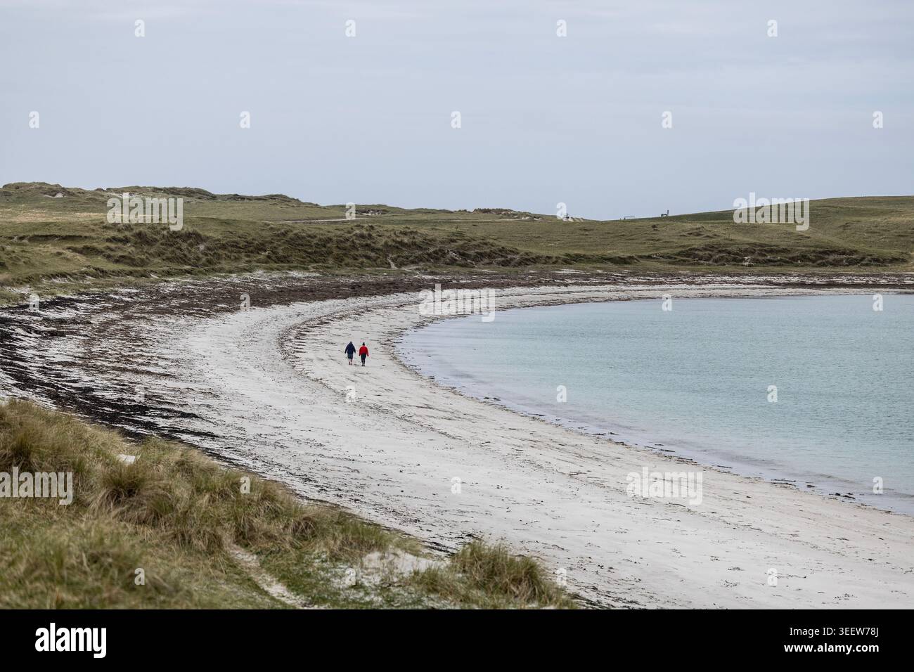 Ein Paar, das einen Spaziergang am Sandstrand im Naturschutzgebiet Balranald RSPB in North Uist, Äußere Hebriden, Schottland, macht Stockfoto