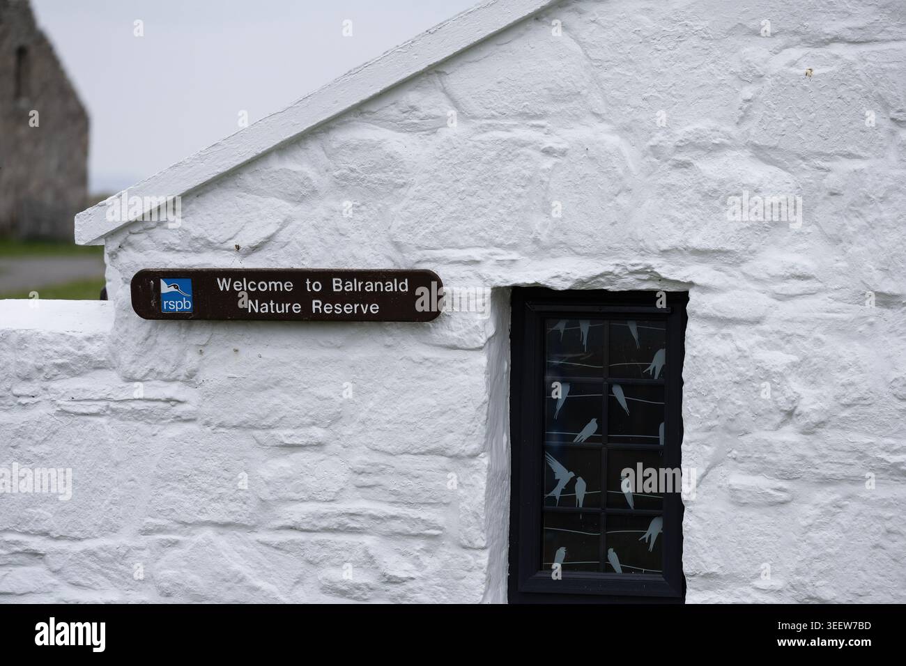 Das kleine, weiß lackierte Besucherzentrum im Balranald RSPB Naturschutzgebiet in North Uist, Äußere Hebriden, Schottland Stockfoto