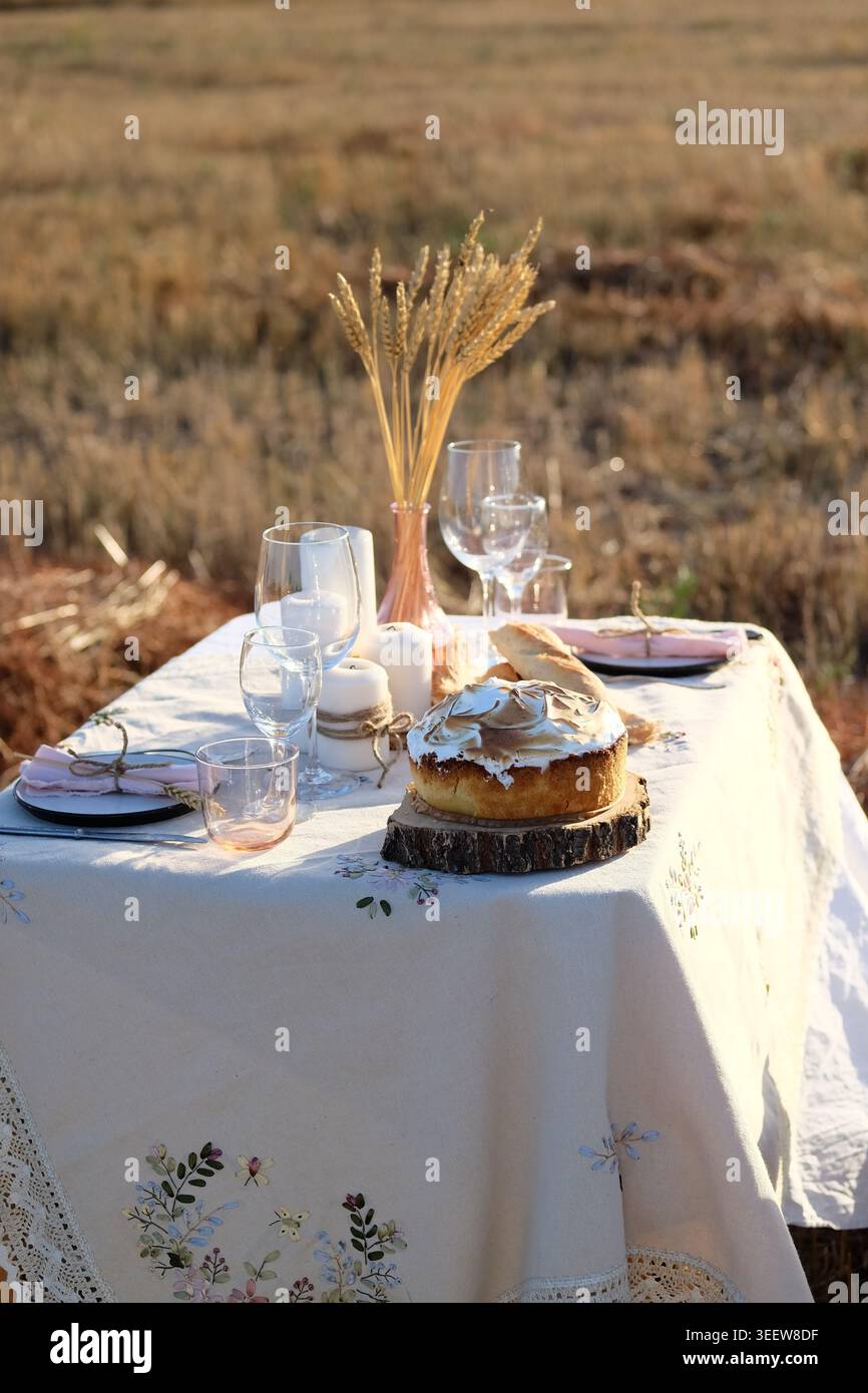 Entspanntes Ackerland, das bei Kerzenschein zum Essen sanft beleuchtet wird Stockfoto